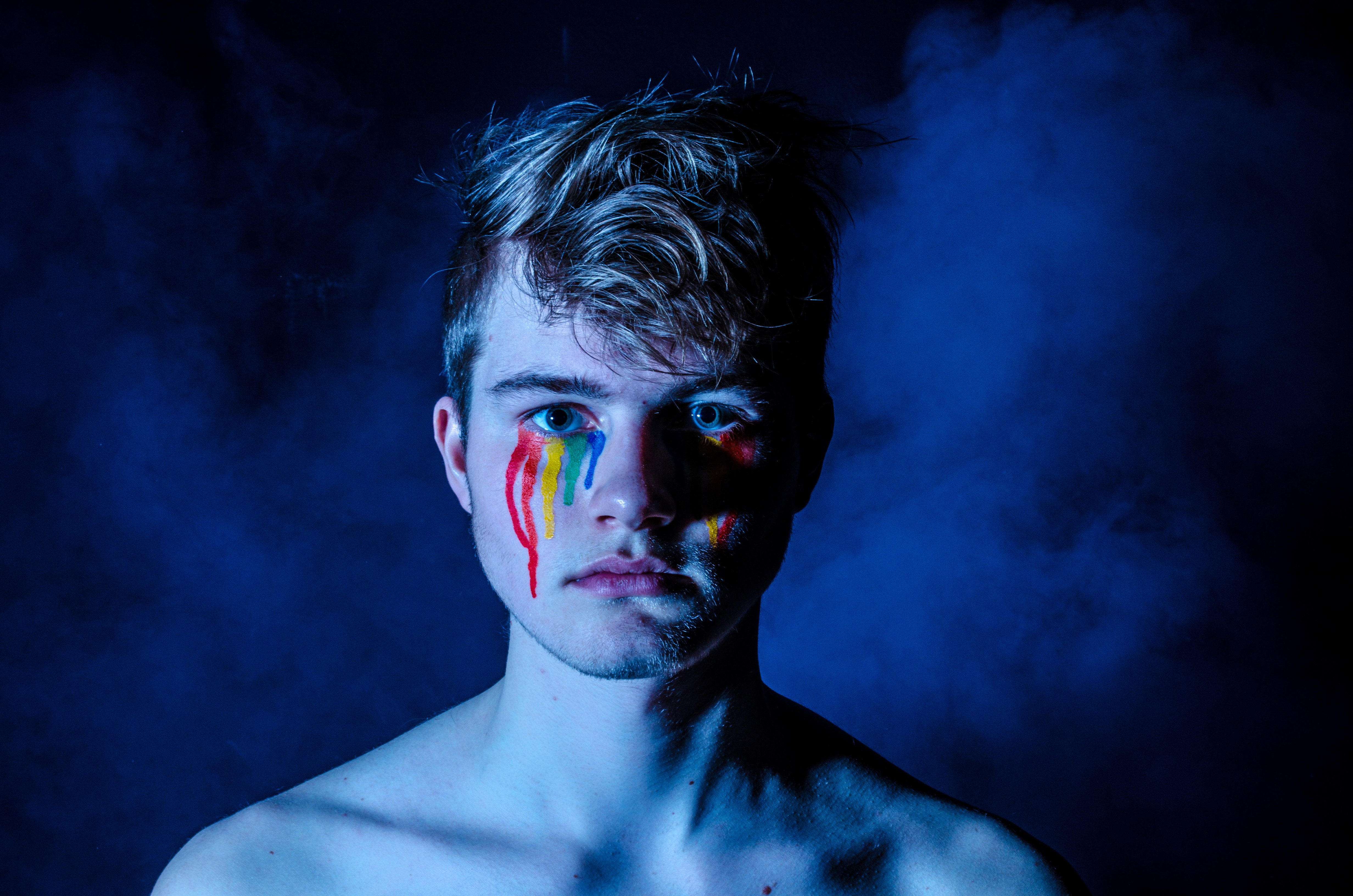 Retrato de un chico joven blanco con lagrimas de colores